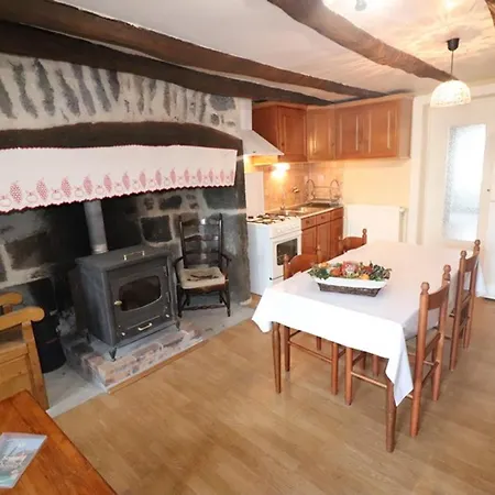 Maison De Charme Avec Jardin Pres De Salers, Ideale Pour 2 Pers, Cheminee, Animaux Acceptes, Draps Inclus - Fr-1-742-85 بيت للعطل Drugeac
